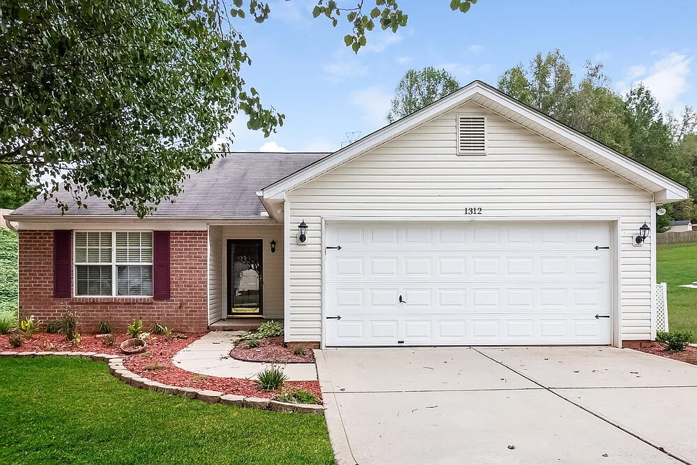 3 bed, 2.0 bath, 1287 sqft, $1,765 — Photo 1