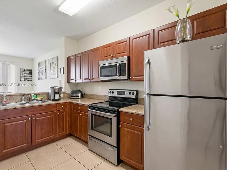 3065 SE 1st Dr #6 — Photo 7