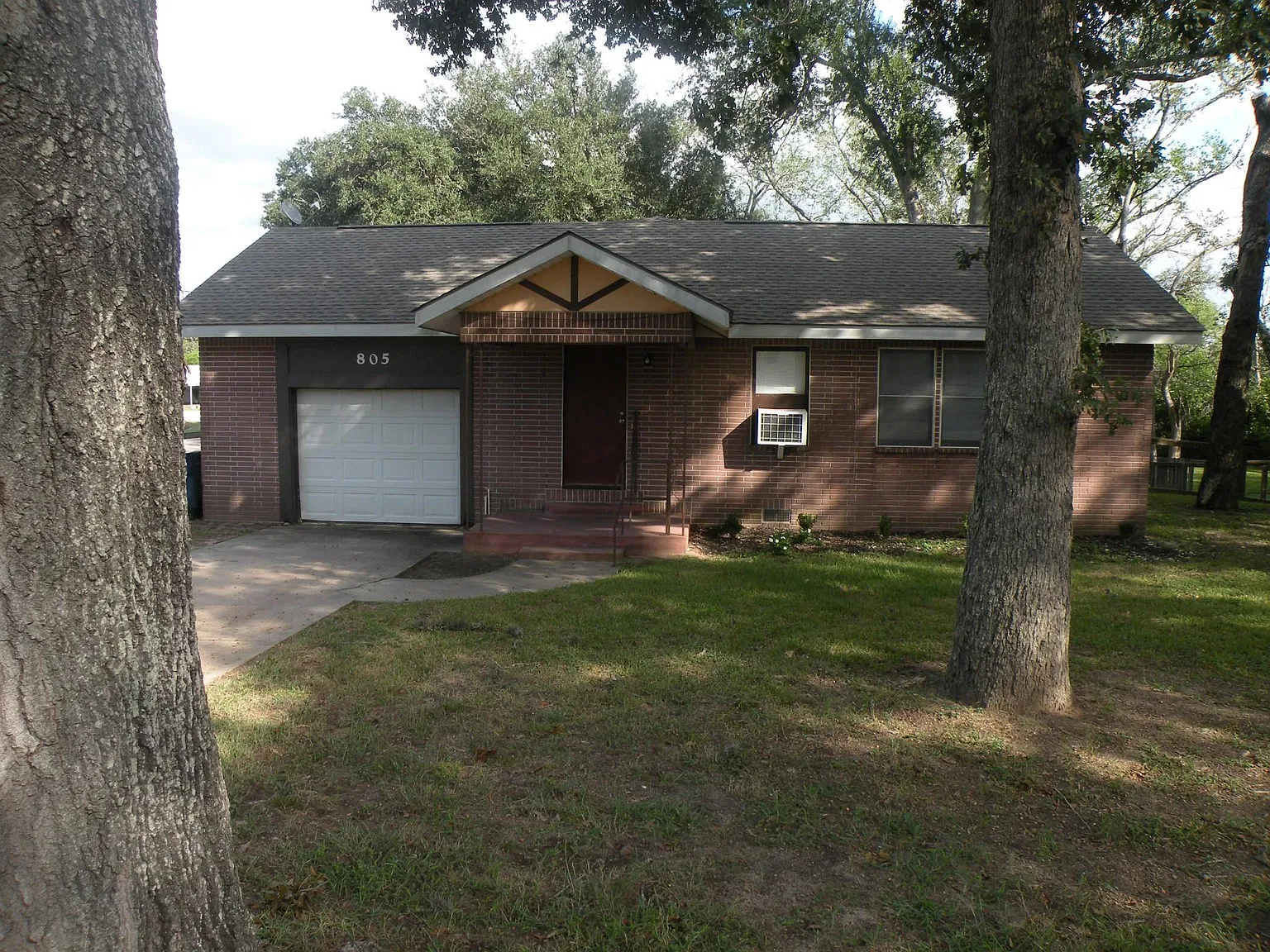 3 bed, 1.0 bath, $1,550 — Photo 1