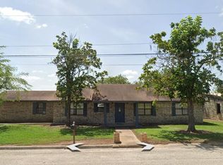 909 N Ellis St, Giddings, TX 78942