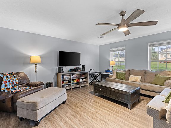 4th image of 110 Howard Dr