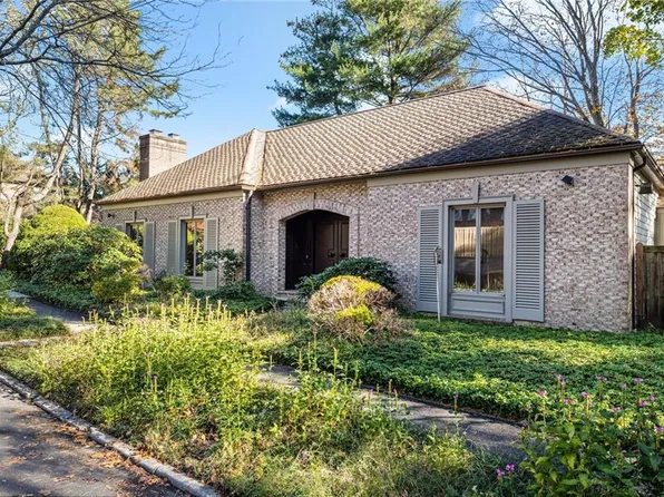 15 Abbottsford Ct, Providence, RI 02906