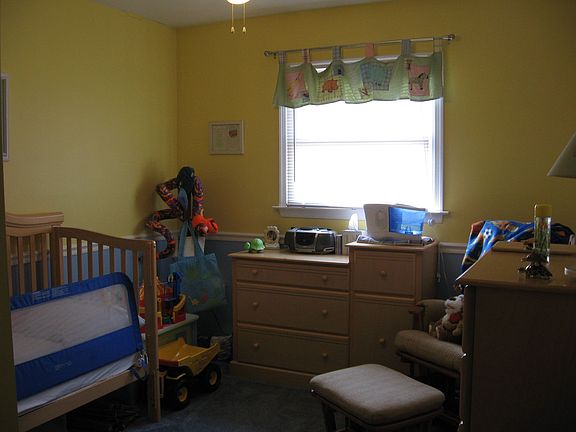 Bedroom w/Ceiling Fan, Chairrail