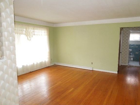 3rd image of 11720 W Parkway St