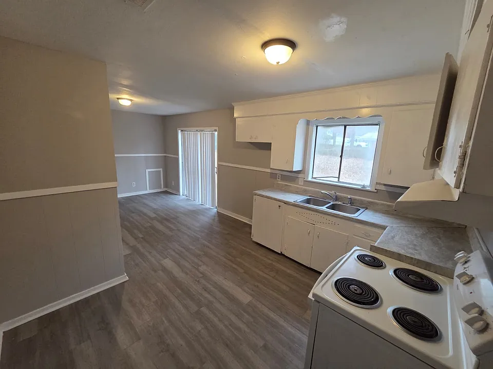 1352 Dianne Dr
