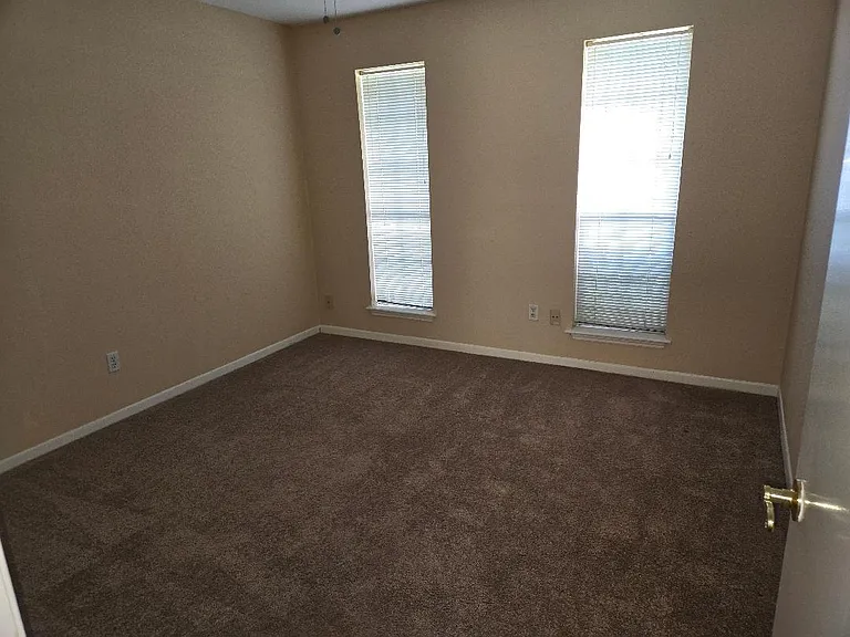 7911 Southmeadow Dr — Photo 9