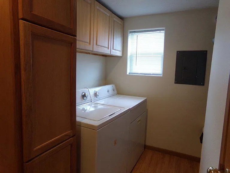 2419 W 6th St — Photo 11
