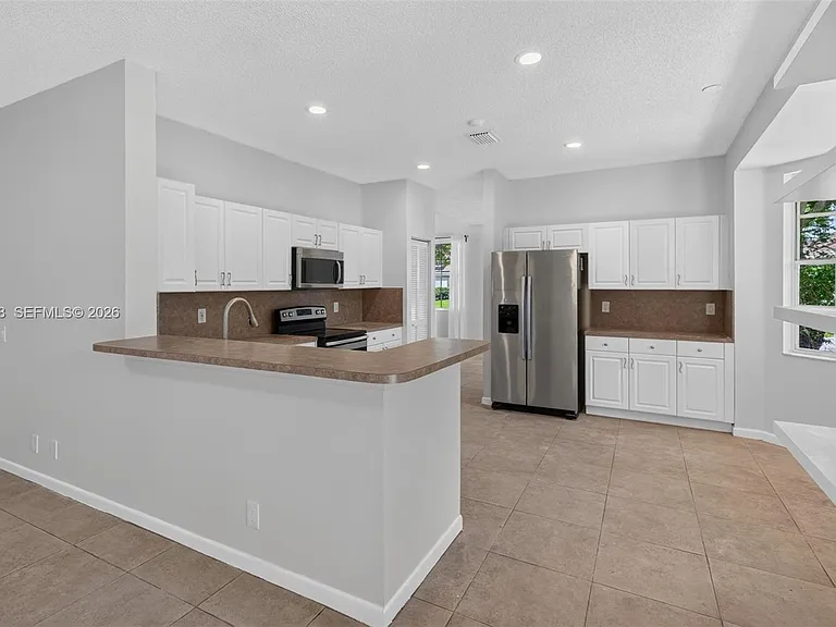 498 Cambridge Ln — Photo 9