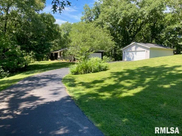 3911 E Lake Shore Dr, Taylorville, IL 62568
