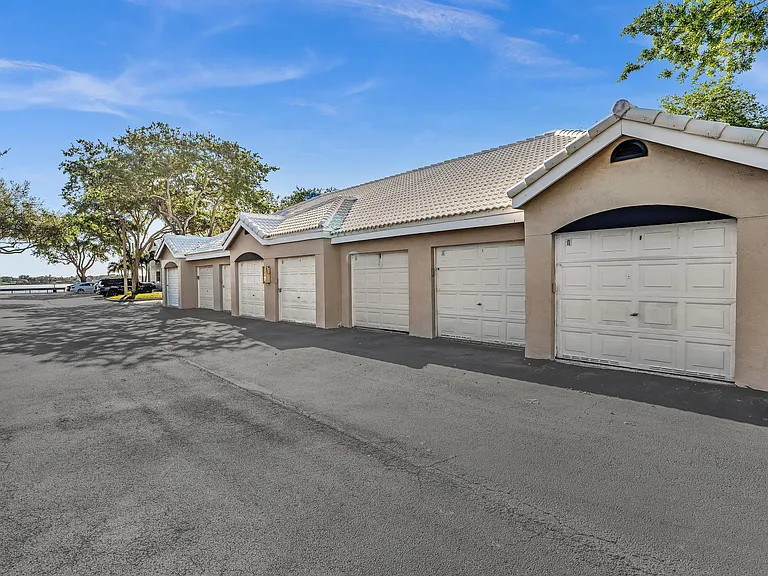 2810 N Oakland Forest Dr #104 — Photo 58