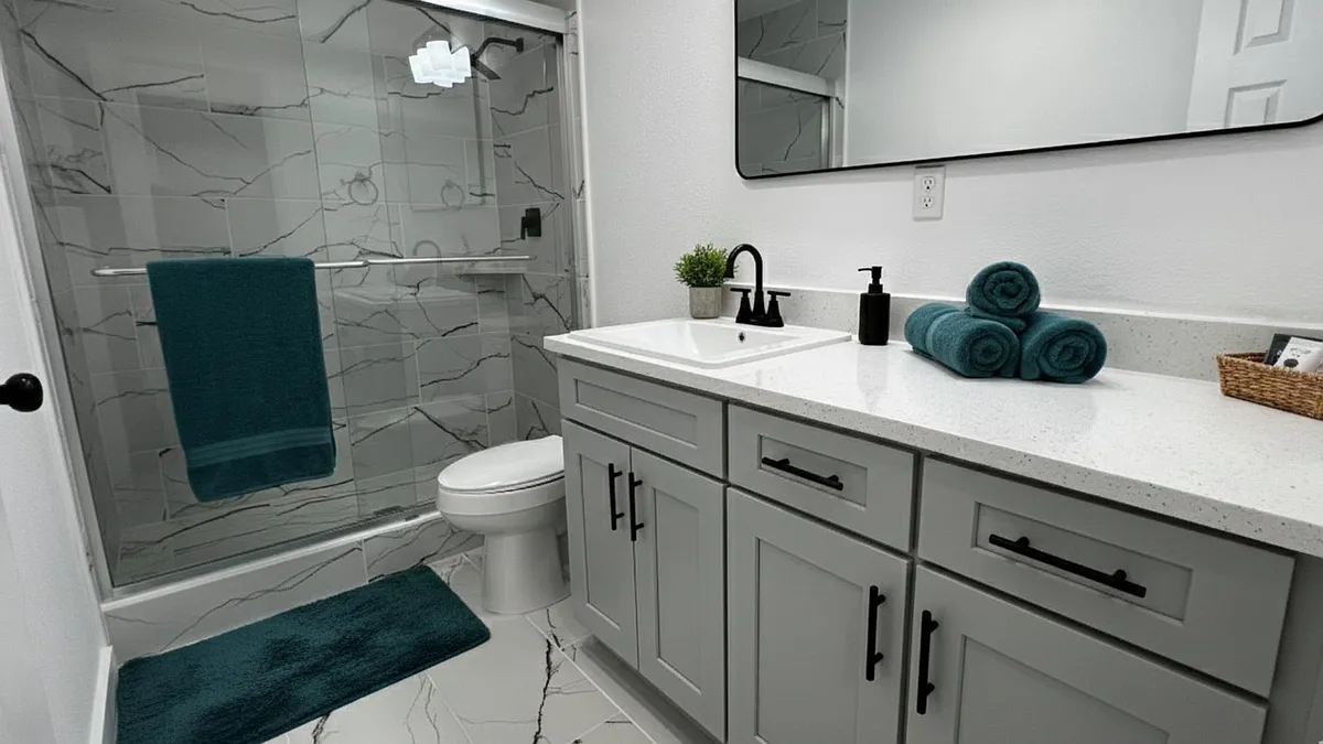 Full bathroom 2 - Bitter Creek Dr