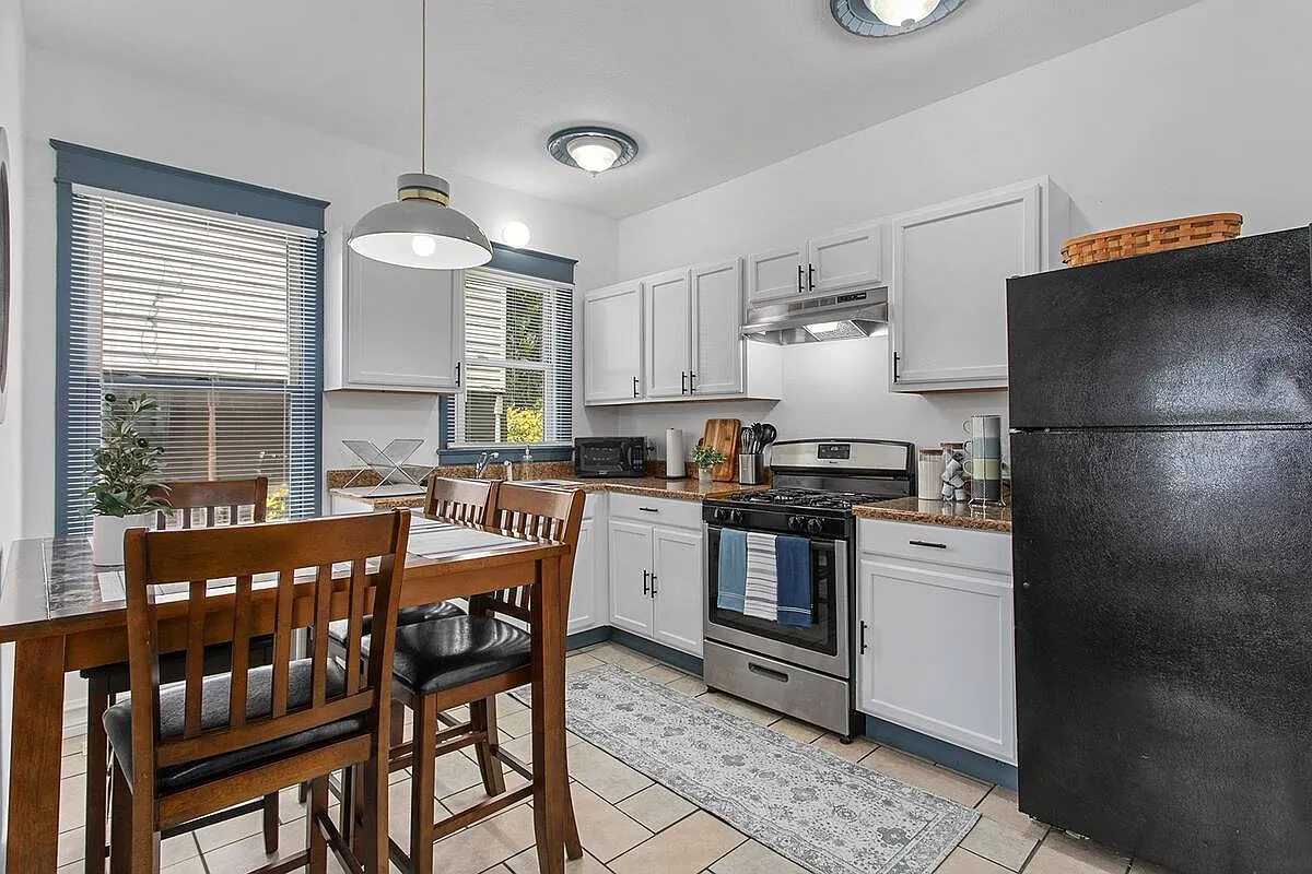 1424 W Walnut Street — Photo 1