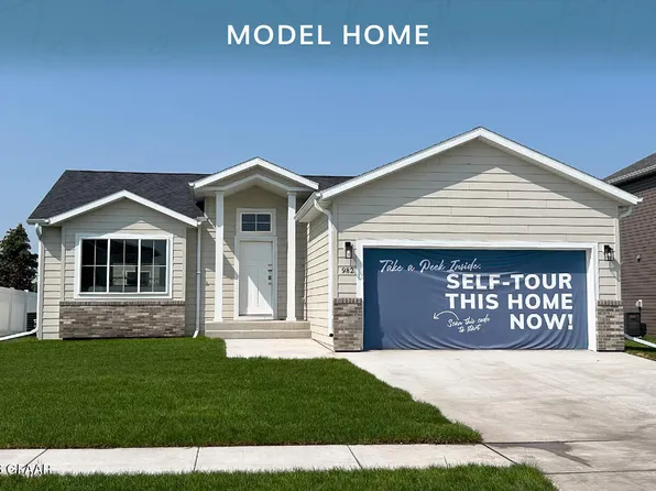 982 David Dr, Grand Forks, ND 58201