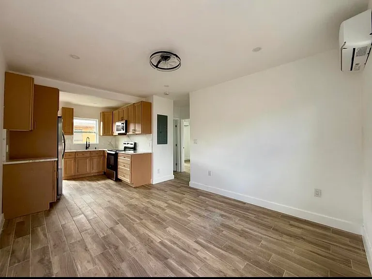 24 SW 10th Ave — Photo 5