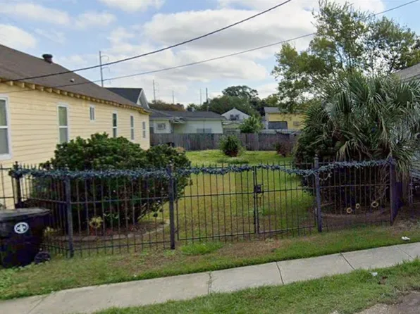 2427 George Nick Connor Dr, New Orleans, LA 70119