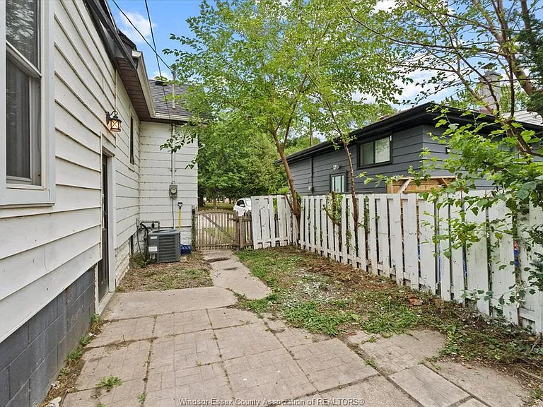 1533 Alexis Rd — Photo 30