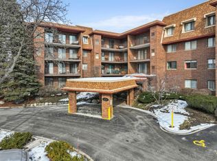 101 Old Oak Dr APT 216, Buffalo Grove, IL 60089