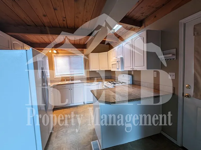 671 Creekside Dr — Photo 16
