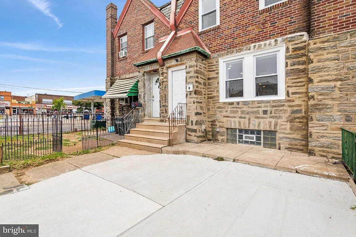 3 bed, 1.5 bath, 1242 sqft, $2,200 — Photo 2