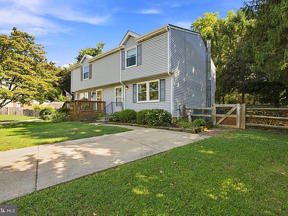 5th image of 1009 Foxcroft Ct