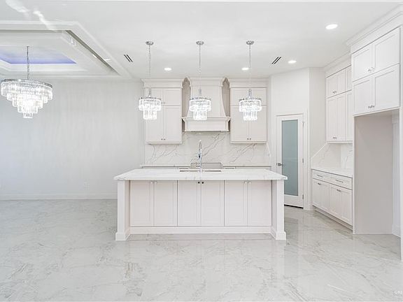 3rd image of 905 Azalea St