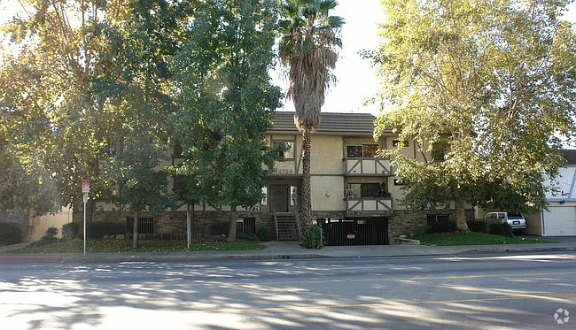 2 bed, $2,595 — Photo 1