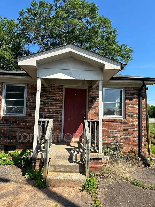 2 bed, 1.0 bath, $825 — Photo 1