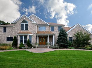 1 Old Bridge Ct, Melville, NY 11747