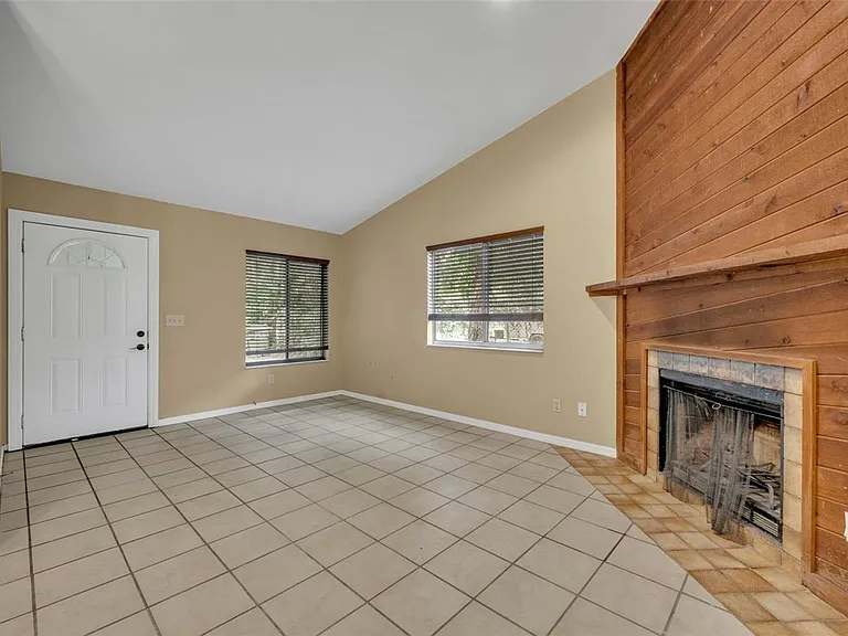 932 Robinhood Ct — Photo 2