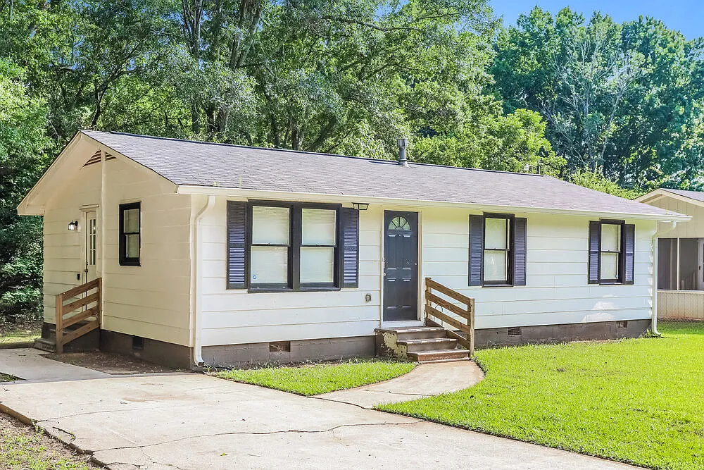 3 bed, 1.0 bath, 984 sqft, $1,900 — Photo 3