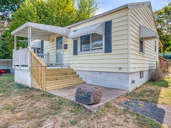 3rd image of 104 Valley Dr