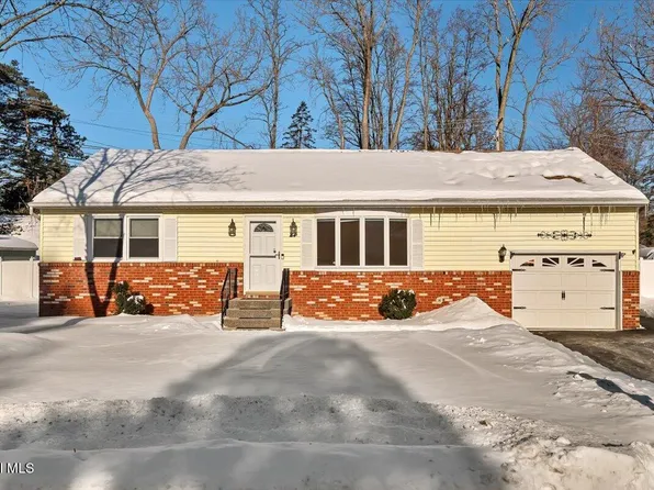 27 Lois Court, Colonie, NY 12205