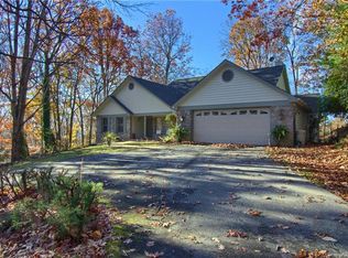 801 Sunlight Ridge Dr, Hendersonville, NC 28792