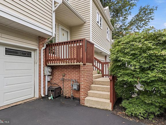 3rd image of 186 Greenleaf Rd