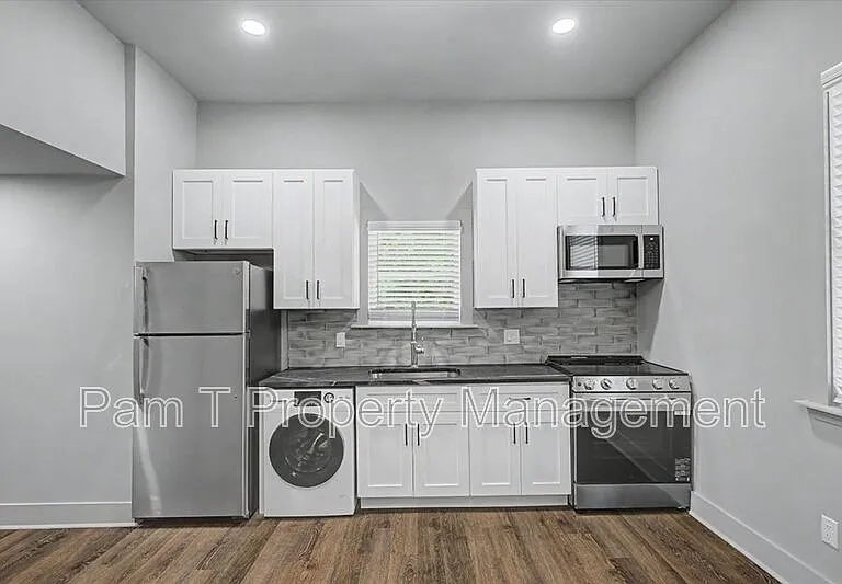 638 E 37th St #D — Photo 8