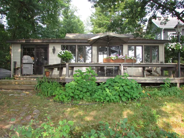 N2826 Rainbow Dr, Waupaca, WI 54981