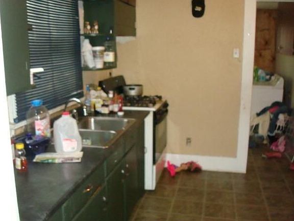 3rd image of 937 Orchard St