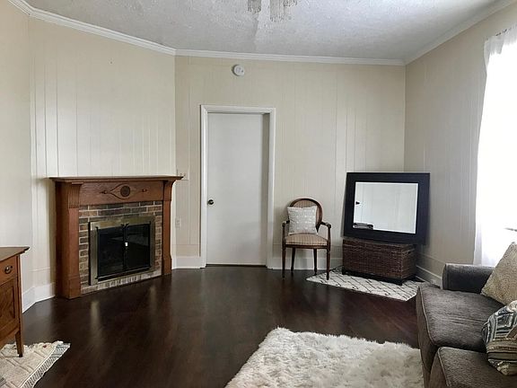 Livingroom with non-working fireplace
