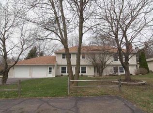 9520 Timberwood Rd, Chaska, MN 55318