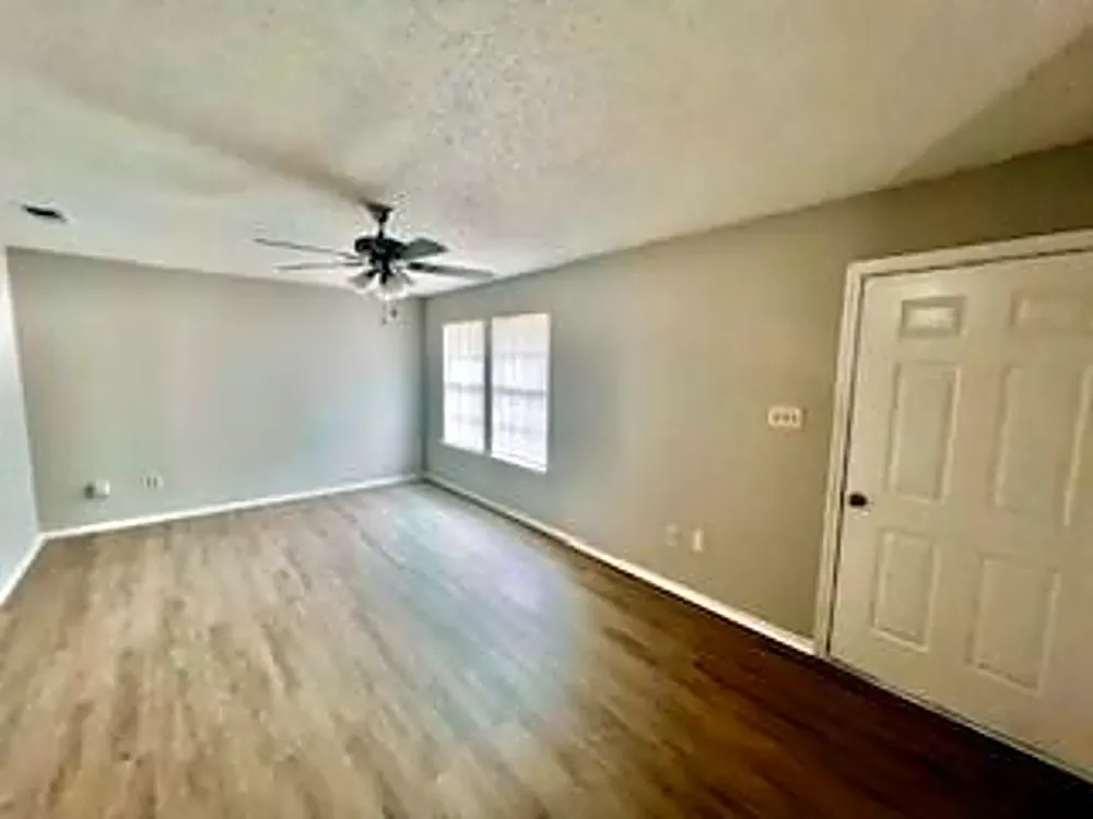 2 bed, 1.5 bath, 900 sqft, $1,250 — Photo 2
