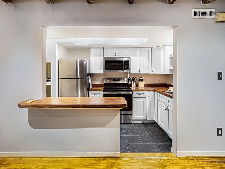 220 E Taylor St — Photo 3
