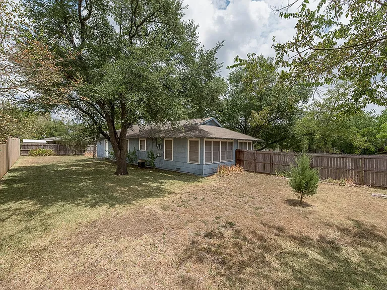 708 Broadmoor Dr — Photo 15
