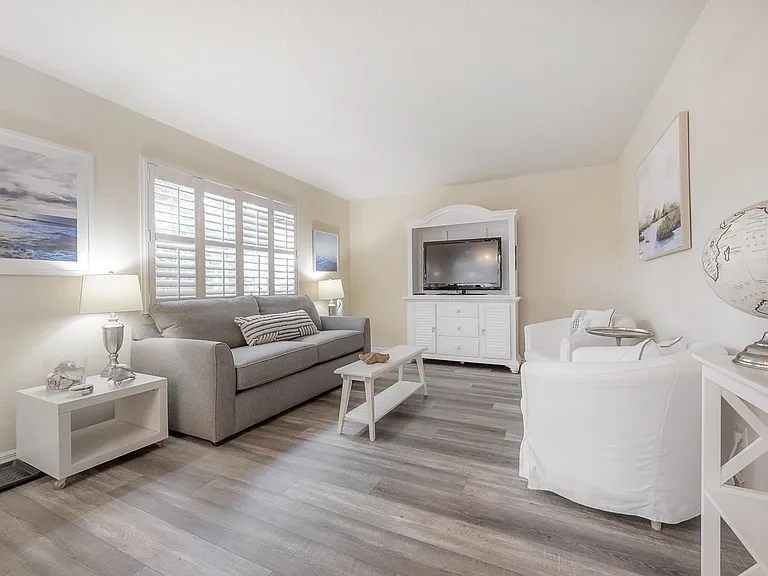 4210 W Roland St — Photo 1