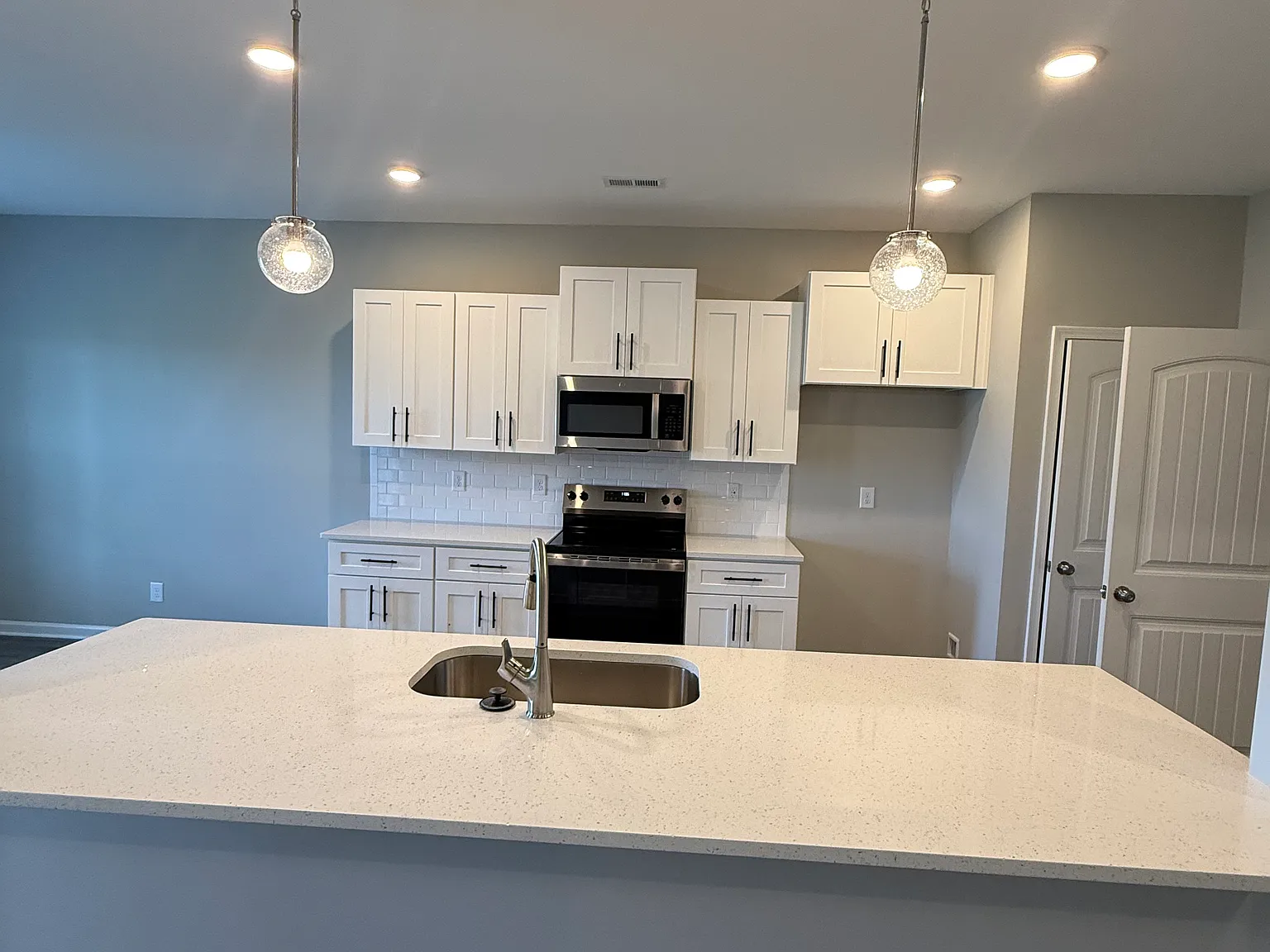4 bed, 2000 sqft, $2,400 — Photo 4