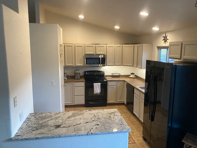 1272 Livingston Ave — Photo 5