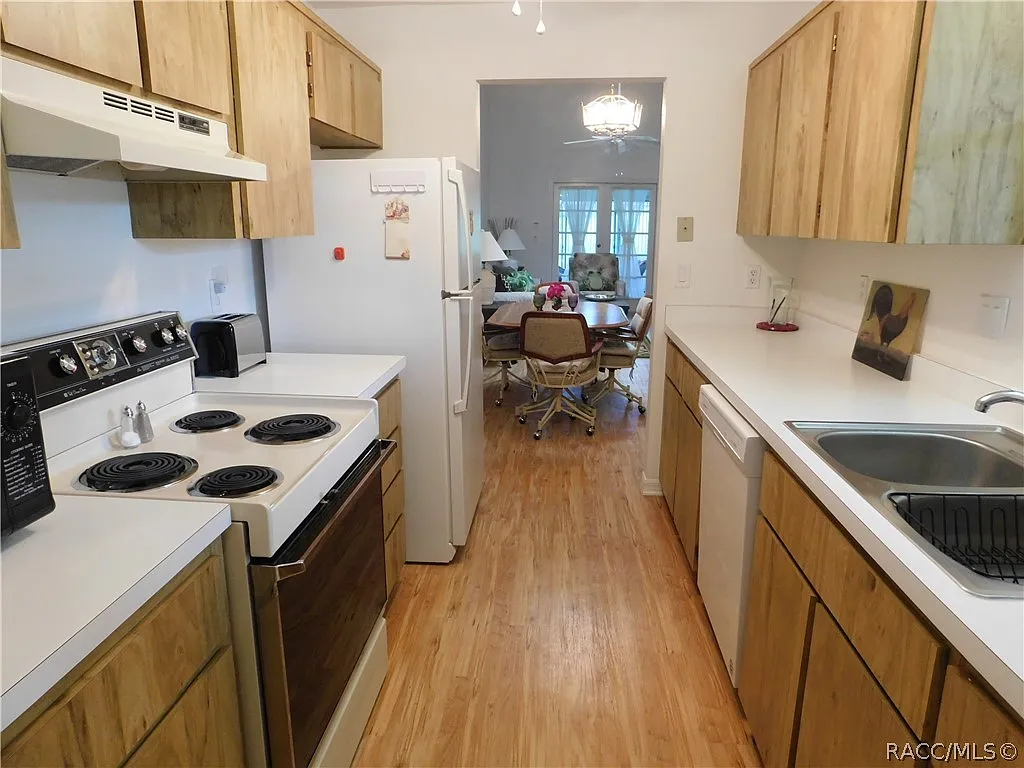2 bed, 990 sqft, $1,800 — Photo 2