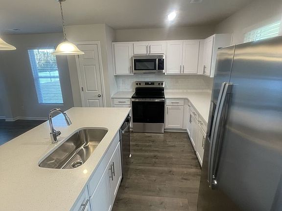 5th image of 1002 Peony Ln