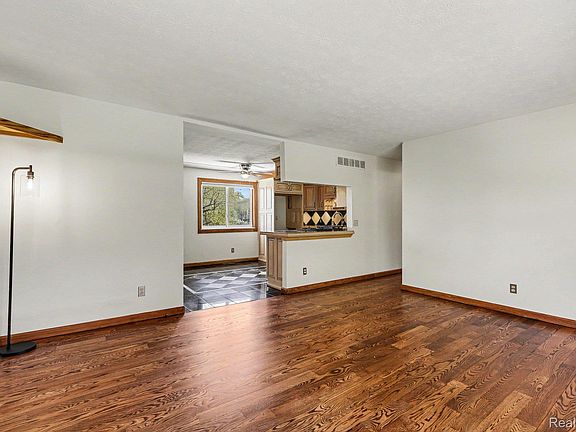 4th image of 1405 Swarthout Rd