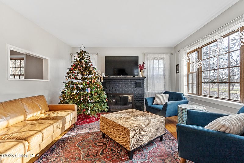 4th image of 2075 Baker Avenue