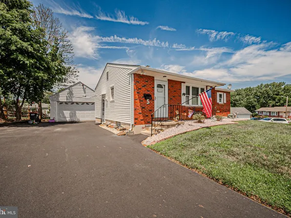 5 Dryden Rd, New Castle, DE 19720